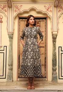 Robe Bohème Brenna Coupe Trapèze Longueur Mollet Imprimée à la Main en Coton Pur Noir Crème Mode Éthique - Product Image 2