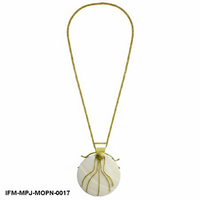 Collier pendentif artisanal en nacre avec médaillon superposé en fil doré, bijou tendance, élégant, bohème et audacieux pour femme, idéal pour les soirées