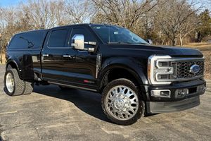 Ford F-450 Super Duty Limited 4x4 d'occasion en bon état, 2024, moteur V8 turbodiesel 6,7 litres haute performance, 4 roues motrices, pack tout-terrain FX4 - Product Image 2