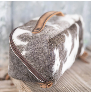 Bolsa de cosméticos de cuero de vaca blanca y negra elegante y duradera con cierre de cremallera Estampado de patrón geométrico - Product Image 3