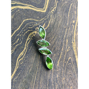 Pendentif tendance de créateur en or 18 carats, or rose et platine, serti de péridot taille marquise et de diamant, inspiré des plantes - Product Image 1