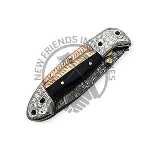 Couteau pliant en acier damas à motif unique avec toucher fait à la main et mécanisme de pliage lisse pour le camping et la randonnée EDC - Product Image 5
