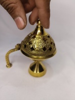 Belle lampe à huile en laiton coloré et couvercle en or coulé en métal de style chic Diya pour la décoration de la maison pour les temples Puja du Festival de Diwali
