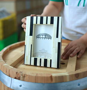 Cadre photo vertical décoratif fait à la main en os naturel incrusté, imperméable, par Crescent Crafts - Product Image 2