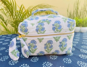 Magnifique trousse de maquillage vintage bleue à fleurs, imprimée à la main, écologique, durable, en coton, résistante à l'eau, avec fermeture éclair, grande capacité - Product Image 2