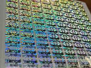 Etiqueta holográfica plateada con impresión de logotipo personalizado y numeración por pares. - Product Image 2