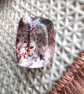 Gema Natural Super Seven con Corte Cojín, Multicolor, Diseño Único, Componente para Joyería con Relleno de Fractura, A.K. Gemas SV-1 - Product Image 4