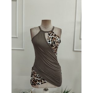 Blusa de viscosa con cuello redondo y estampado de leopardo en un lado para mujer, 36831 - Café con leche - Product Image 4
