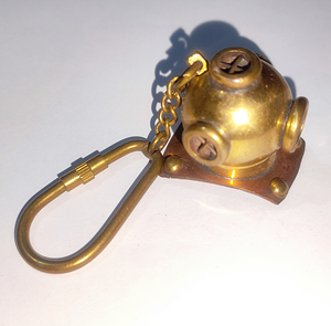 LLavero de casco espacial de latón, diseño único, hecho en la india, para regalos y promociones - Product Image 3