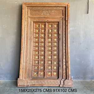 Porte en bois massif artisanale antique avec des panneaux sculptés de style traditionnel d'origine du Rajasthan pour la maison, le bureau et la chambre à coucher - Product Image 2