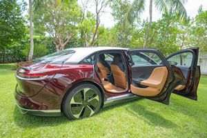 2023รถสองทางเคลื่อนที่ด้วยมอเตอร์คู่ AWD Zenith Red EV ที่มีระยะ384ไมล์และหลังคากระจก - Product Image 3