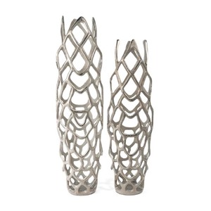 Silver Metal Floor Vase es un jarrón decorativo alto hecho de metal plateado con un diseño calado Home Decor - Product Image 5