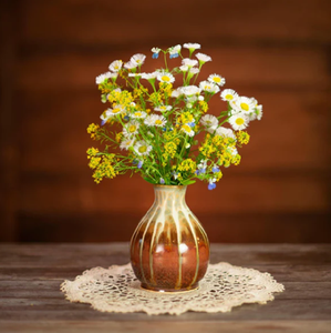 Jarrón de cerámica blanco con detalles geométricos dorados. Elegancia moderna. Disponible a precios de mayoreo. - Product Image 4