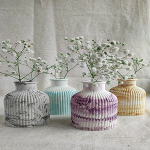 Jarrón de inspiración vintage con acabado crema desgastado y patrones florales azules tradicionales, que ofrece encanto rústico a precio mayorista - Product Image 6