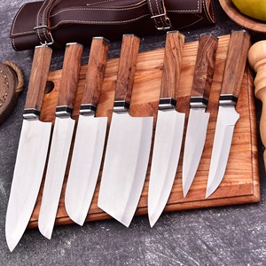Ensemble de couteaux de chef professionnels faits à la main en acier inoxydable, lame Damas avec manche en bois, ensemble de couteaux de chef avec manche en bois et lame gravée - Product Image 2