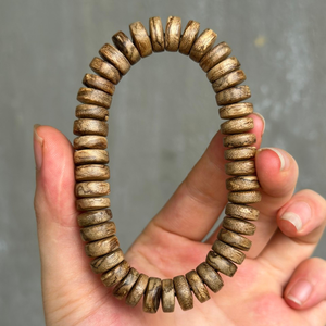 กำไลข้อมือไม้กฤษณาแท้ธรรมชาติ ขายดีที่สุด รูปทรงกลมเรียบ ยืดได้ ผลิตในเวียดนาม พร้อมส่งออก - Product Image 6