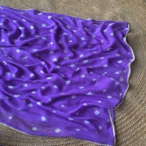 Sari en Georgette de Viscose Pure VASTRA COTTAGE avec Imprimé Bandhani sur Toute la Surface, Blouse Shibori Contrastée avec Travail de Miroir - Product Image 3