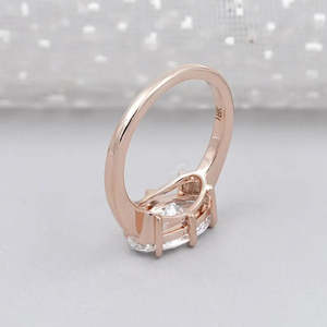 Anillo de Compromiso con Diamante Cultivado en Laboratorio East West, Corte Ovalado con Solitario de 6 Puntas, Certificado IGI - Product Image 5