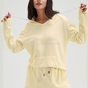 Ensemble de gymnastique décontracté pour femmes personnalisé, motif uni, couleur respirante, longue capuche et short en polaire, options de marque privée - Product Image 2