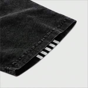 Ensemble court d'été surdimensionné pour homme, style urbain, avec t-shirt en coton respirant à manches courtes et short assorti en maille brodée - Product Image 4