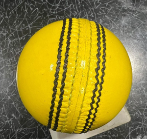 Cricket Hardball d'intérieur jaune personnalisable haute performance pour enfants de différentes tailles et logos - Product Image 2