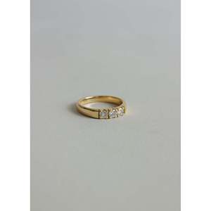Bague vintage ronde à trois diamants - Product Image 3