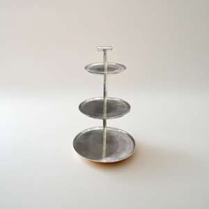 Support à gâteau minimaliste rond en aluminium à 3 niveaux Design polyvalent - Product Image 4