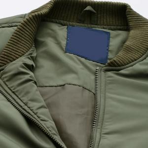Chaqueta de bombardero duradera para exteriores para hombres con una construcción fuerte Acolchado cómodo y tela resistente a la intemperie - Product Image 5