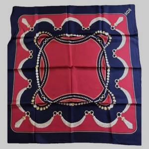 Venta al por mayor 100% algodón diseño personalizado logotipo seda impresa sombreros elegante bajo Moq al aire libre Bandana suave cuadrado hecho a mano bufanda - Product Image 2