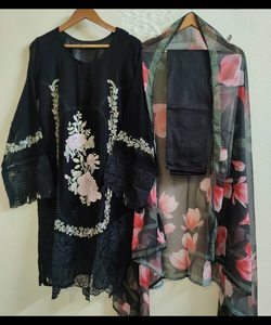 Belle robe modeste pakistanaise de couleur blanche avec costume de pelouse de style fourchette et longue Dupatta - Product Image 1