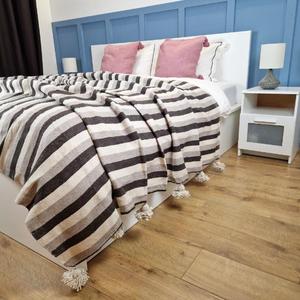 Couverture marocaine faite à la main, authentique artisanat berbère, couverture douce tissée à motifs tribaux, décoration d'intérieur, cadeau - Product Image 1