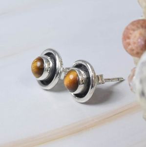 Boucles d'oreilles clous en argent sterling 925 massif, serties de pierres précieuses œil de tigre naturelles de forme ronde, prix usine, personnalisables OEM ODM - Product Image 2