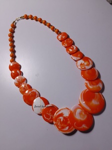 Glamour en resina: Collar elegante hecho a mano Sueños bohemios: Diseño de cuentas de resina artesanal - Product Image 3