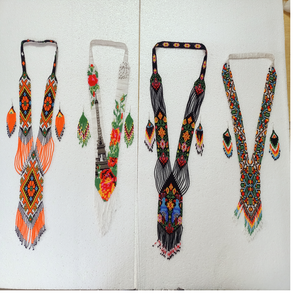 Collares de Cuentas de Vidrio con Diseño Floral Hechos a Medida con Pendientes a Juego, Hechos para Diseñadores de Joyería de Moda para su Reventa - Product Image 1