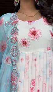 Broderie Georgette violette mariage/Garden Party porter robe pour femme avec costume de créateur à bordure en dentelle - Product Image 5