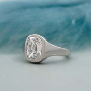 Bague de fiançailles pour femme en diamant de laboratoire taille coussin style Old Mine, certifiée IGI avec sertissage clos - Product Image 3