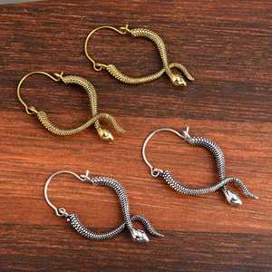 Pendientes de Aro de Diseño Único, Anillo de Serpiente Gótico, Joyería Tribal de Latón para Mujer, Diseño Serpentina Boho Plateado, Venta al por Mayor/OEM/ODM - Product Image 1