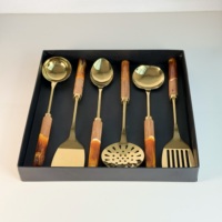 Ensemble de 6 cuillères de service de luxe avec manche en résine et bois, ornements de table pour les fêtes et les occasions spéciales - R B Overseas