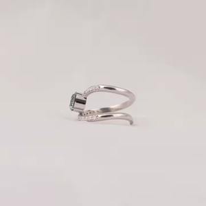 Bague de fiançailles en diamant vert taillé en laboratoire avec une minuscule bague en diamant créée par un laboratoire rond bague en diamant en or massif - Product Image 4