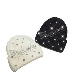 Casquette en tricot d'hiver en acrylique unie avec patch en cuir personnalisé, chapeau de ski avec badge en cuir personnalisé pour hommes/femmes, vente en gros - Product Image 6