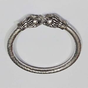 Bracelets de coupe en laiton à la mode d'approvisionnement en gros pour les femmes Partywear Bijoux disponibles au prix en gros pour l'exportation. - Product Image 2