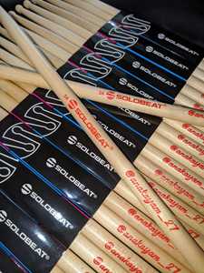 Baquetas de Madera de Abedul Natural 5A Hechas a Mano con Punta de Barril y Parches de Piel de Oveja - Product Image 2