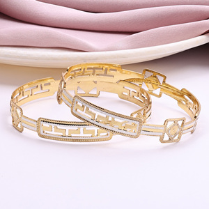 Venta al por mayor de brazaletes CNC rellenos de dos tonos, brazaletes de moda, brazaletes dorados de dos tonos para uso diario, brazaletes de doble tono con diseños modernos. - Product Image 2