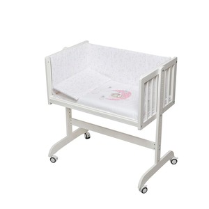 Cuna Moderna Minana de Madera de Haya Blanca con Ropa de Cama y Colchón Rosa, para Bebés y Niños - Product Image 1