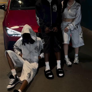 Survêtement unisexe personnalisé style streetwear vintage oversize, effet vieilli et délavé, avec impression sérigraphiée et strass, à cordon de serrage sur toute la longueur - Product Image 4