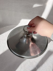 Casserole ronde simple en argent fini avec poignée en anneau, élégante et durable, idéale pour servir les aliments à la maison et lors de fêtes - Product Image 4