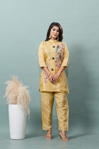 Conjunto de Tres Piezas de Diseño Moderno para Niñas, Seda Chinon de Lujo Elástica para Fiestas, Bodas y Diwali - Product Image 4