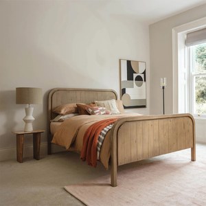 Estructura de cama de teca hecha a mano con paneles curvos lisos y acabado natural cálido - Product Image 5