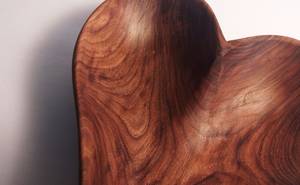 Bol en bois de noyer en forme de coeur Cadeau de Saint-Valentin Coeur en bois foncé - Product Image 3