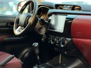 TOYOTA HILUX (DOUBLE CAB) DIESEL USATO 2024 CON TRASMISSIONE MANUALE - Product Image 2